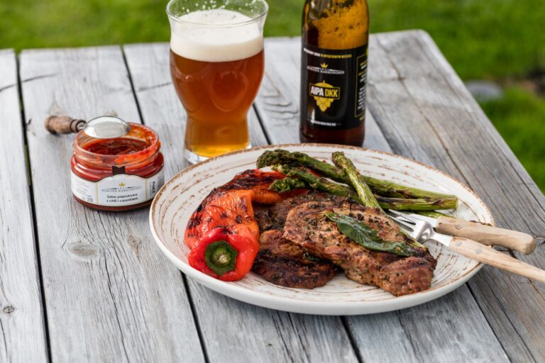 Grillgerichte und Handwerksprodukte, Bier und Pfeffersalsa, Dwór Korona Karkonoszy in Sosnówka bei Karpacz