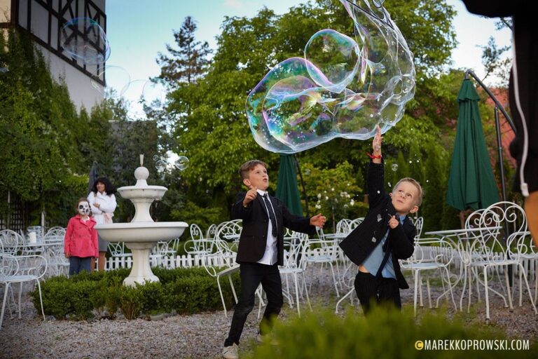 spielende Kinder im Garten des Herrenhauses Korona Karkonosze in Sosnówka bei Karpacz