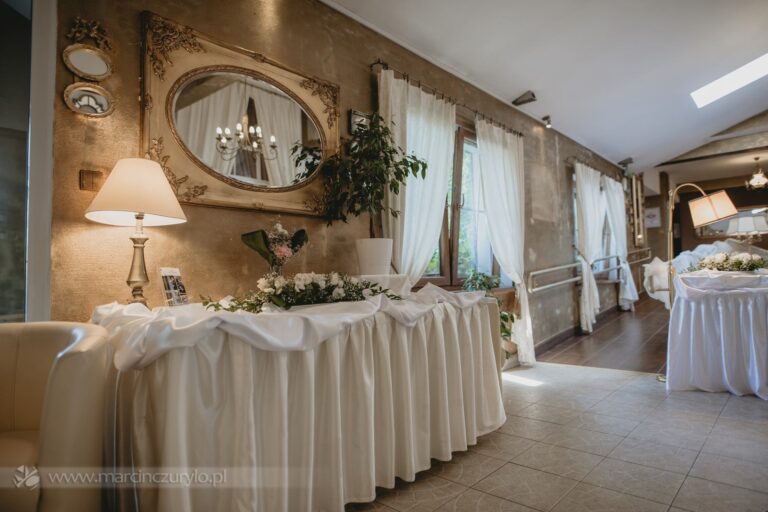 Der Goldene Saal, ein Hochzeitssaal in Niederschlesien, die Krone des Karkonosze-Hofes in Sosnówka bei Karpacz