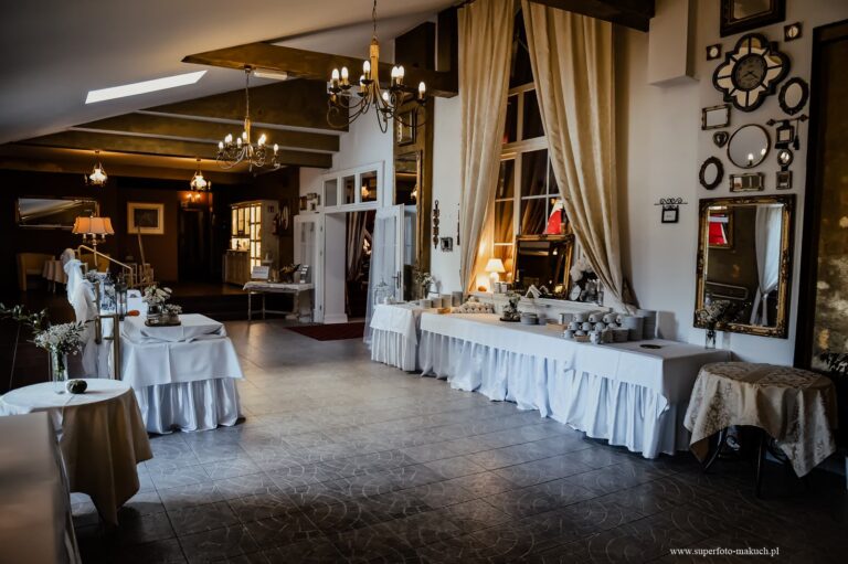 Der Goldene Saal, ein Hochzeitssaal in Niederschlesien, die Krone des Karkonosze-Hofes in Sosnówka bei Karpacz