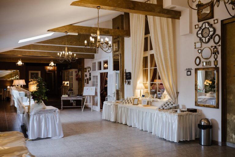 Der Goldene Saal, ein Hochzeitssaal in Niederschlesien, die Krone des Karkonosze-Hofes in Sosnówka bei Karpacz