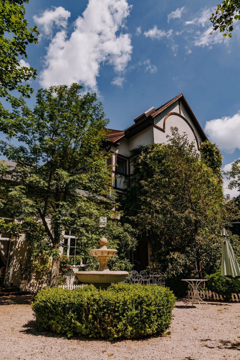 Dwór Korona Karkonoszy Sosnówka bei Karpacz, Blick aus dem Garten