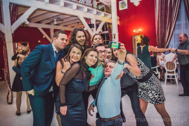 Spaß und Selfie bei einer Hochzeit, Dwór Korona Karkonoszy Sosnówka bei Karpacz