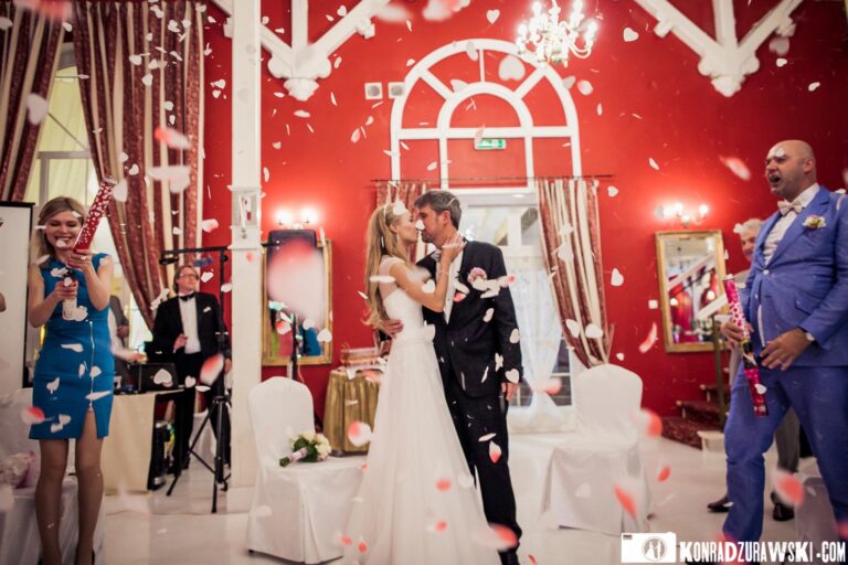 junges Paar und Hochzeitssaal in Dwór Korona Karkonoszy