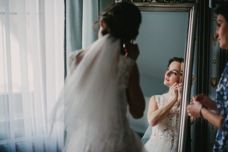 Die Braut bereitet sich auf die Hochzeit und den Empfang vor, Dwór Korona Karkonoszy Sosnówka bei Karpacz