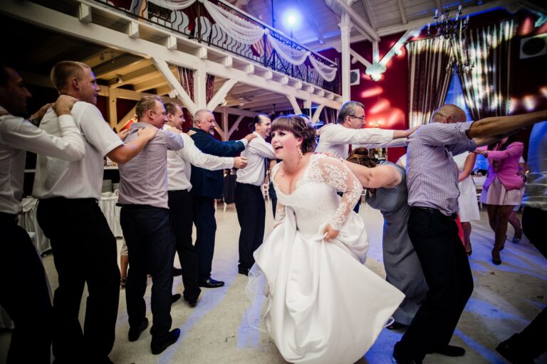 Spaß und Tanz auf der Hochzeit, Braut, Hochzeitskleid im Tanz, Dwór Korona Karkonoszy Sosnowka bei Karpacz