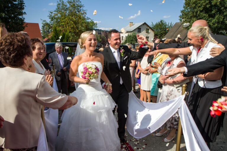 greeting the bride and groom, Dwór Korona Karkonoszy Sosnówka near Karpacz