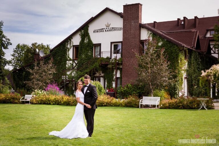 young couple in front of the wedding house, Dwór Korona Karkonoszy Sosnówka near Karpacz