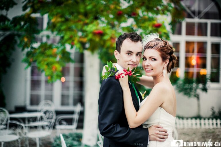junges Paar, Hochzeit im Garten, Gutshof Korona Karkonosze Sosnówka bei Karpacz