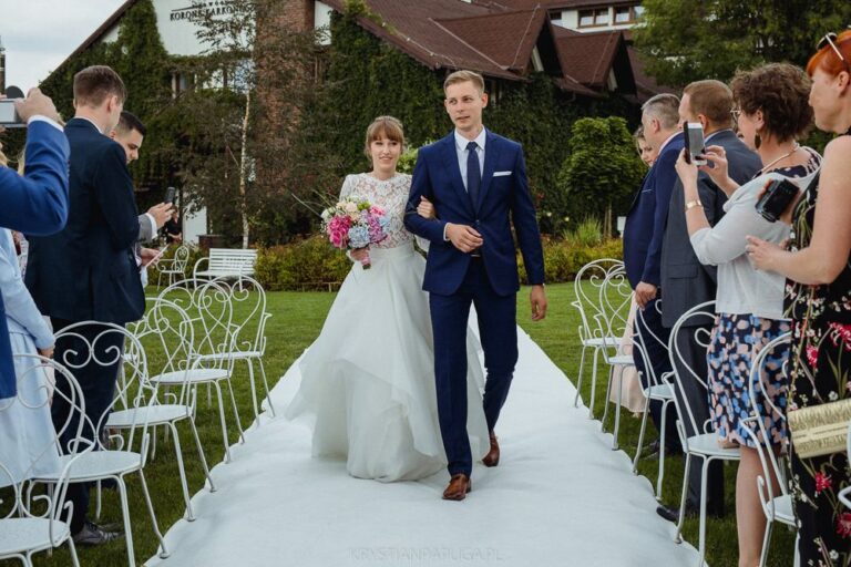 Hochzeit im Freien, ein junges Paar bei einer Hochzeit im Garten, Dwór Korona Karkonoszy Sosnówka bei Karpacz