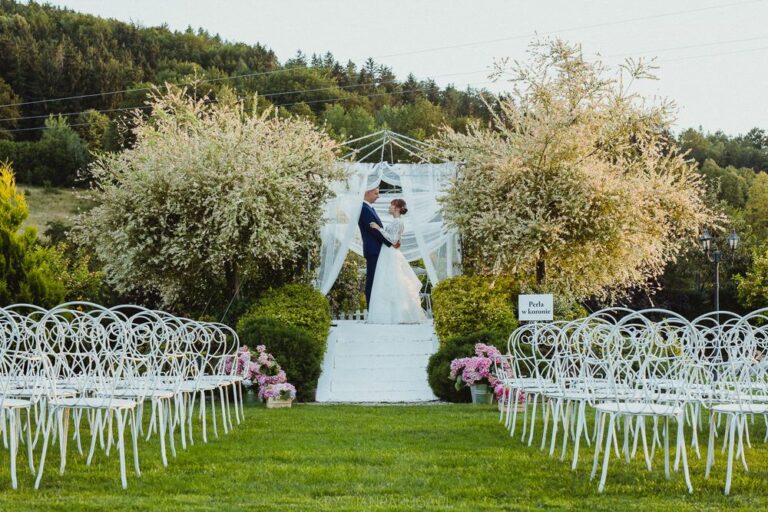 Hochzeit im Garten, ein junges Paar bei einer Hochzeit im Freien, Dwór Korona Karkonoszy Sosnówka bei Karpacz