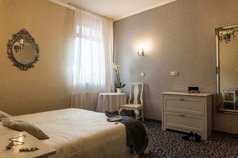 Pokój hotelowy Sosnówka, Karpacz noclegi, Salonik Królowej Śniegu w Dworze Korona Karkonoszy