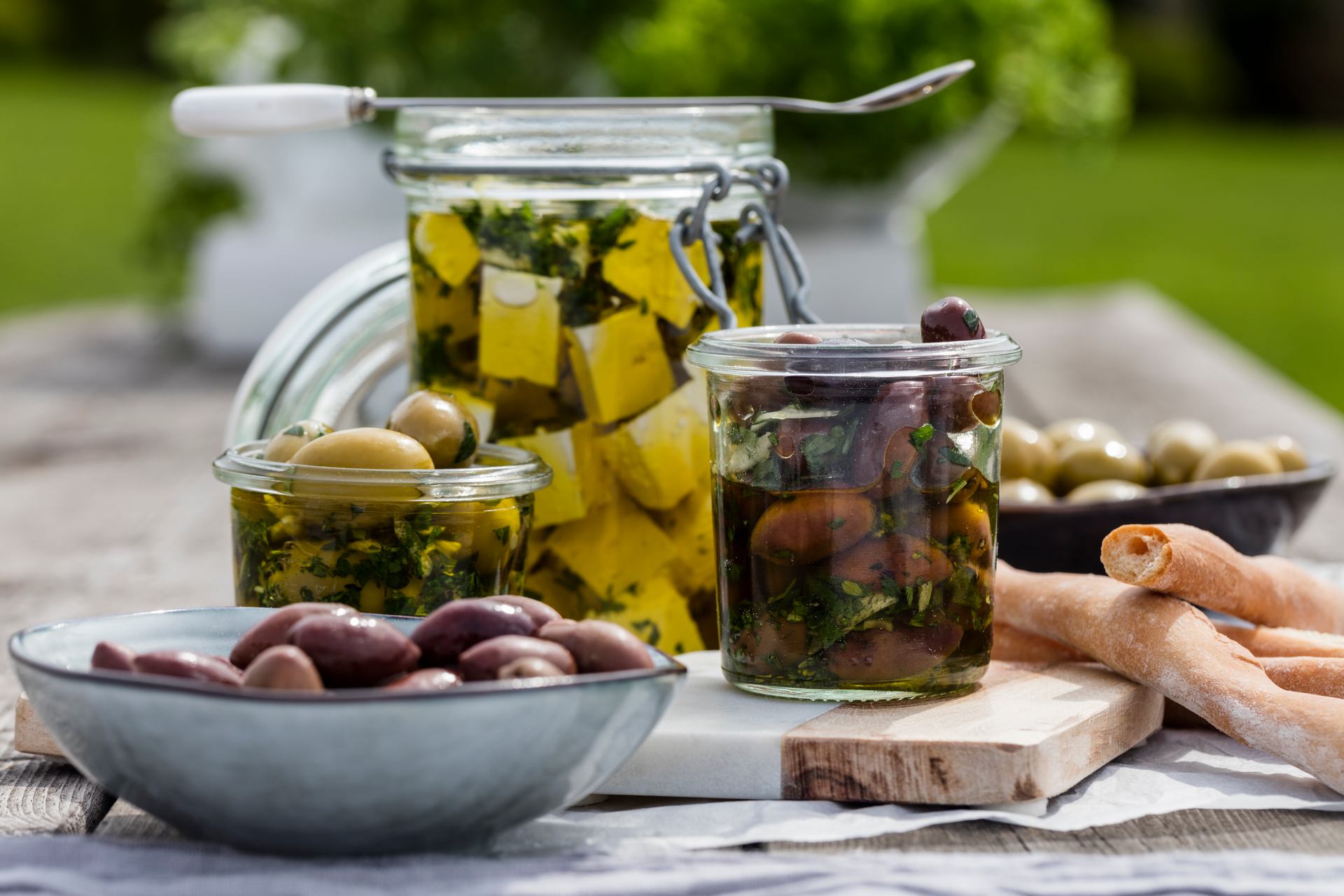 Marinaden, Vorspeisen, Oliven und Käse in Essiggurken, zubereitet in Dwór Korona Karkonoszy