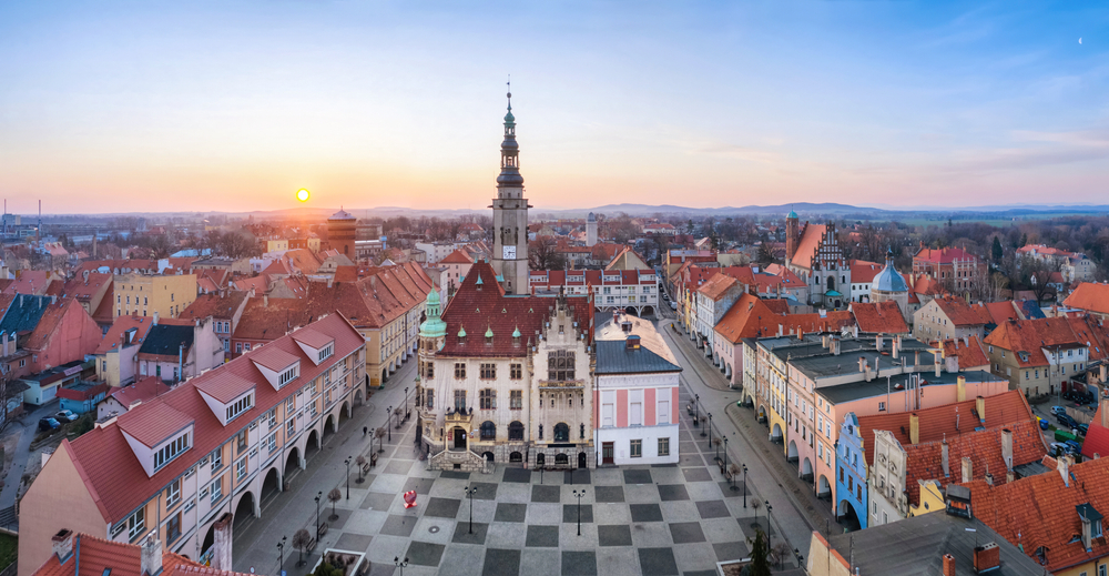 Der Marktplatz und das Rathaus von Jawor aus der Vogelperspektive