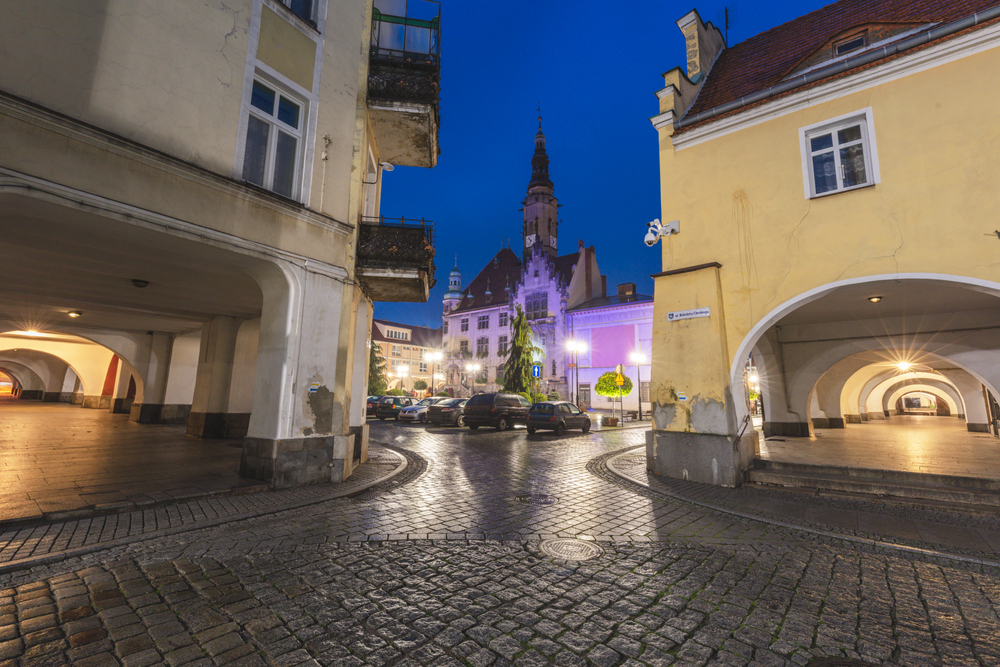 ratusz i rynek w Jaworze wieczorem
