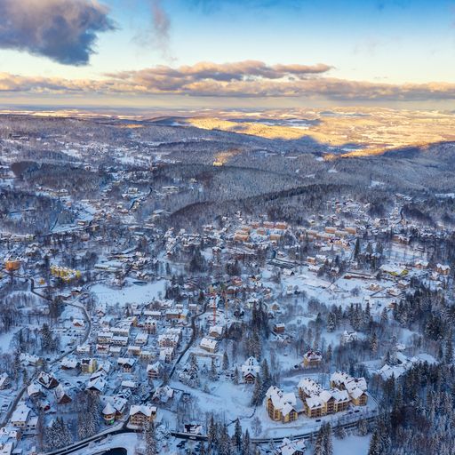 Szklarska Poręba - Panorama der Stadt, ein Ferienort in Polen im Winter