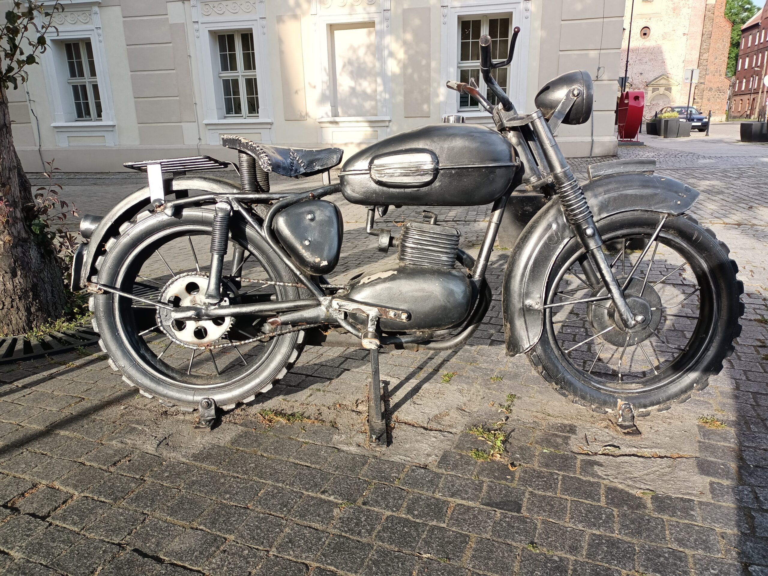 motocykl - pomnik w Żaganiu