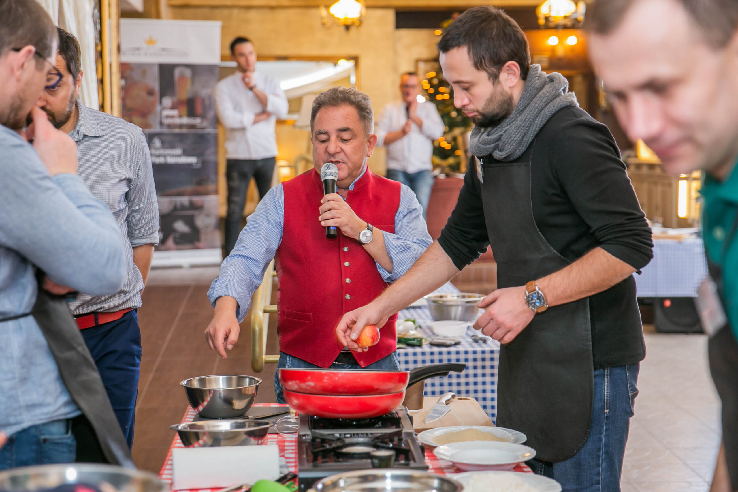 Turniej kulinarny dla firm z celebrytą - Makłowicz pomaga uczestnikom warsztatów