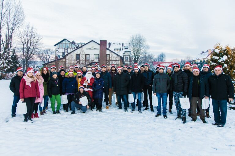 Integracja zimą, wspólne zdjęcie uczestników szkolenia w górach