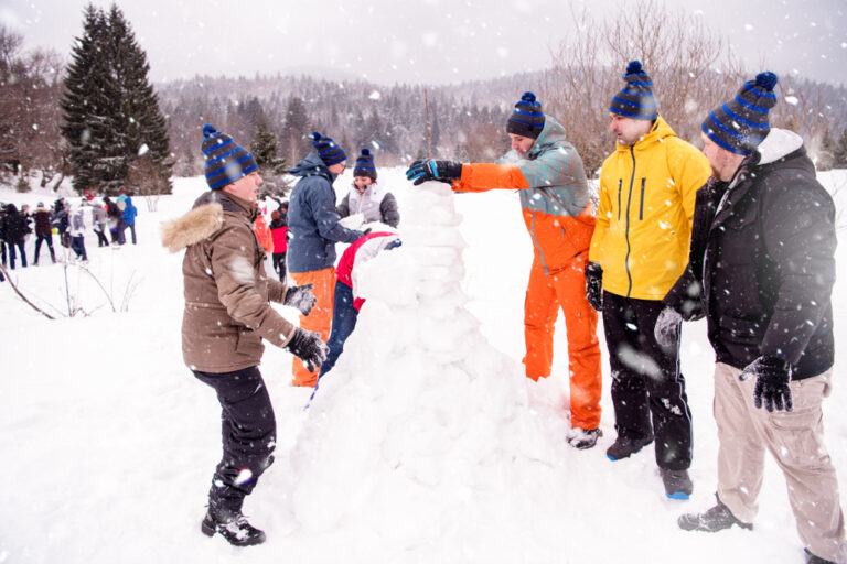Schneemänner bauen – Wettbewerb und Teambuilding-Spaß