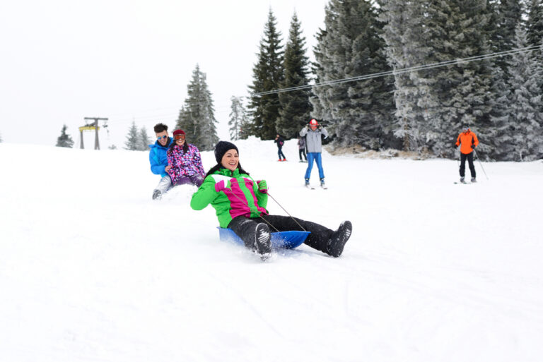 Integrationsspiele im Schnee. Ski und Schlitten als Attraktionen für Firmenevents